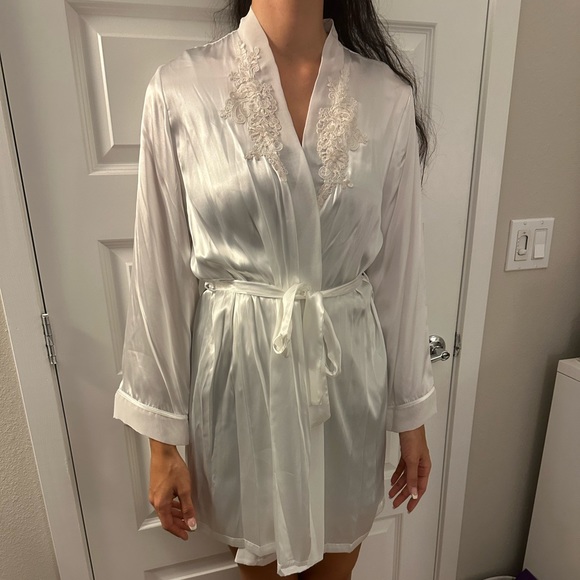 White Silk Robe - Picture 1 of 5